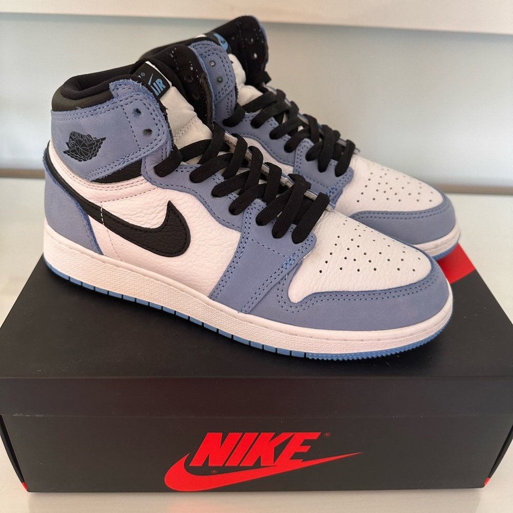 AIR JORDAN (GS) 1 RETRO HIGH OG "UNIVERSITY BLUE" 2021 SIZE 7Y